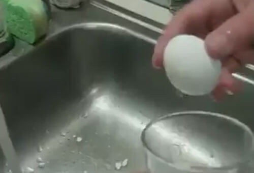 чистка яйца от скорлупы