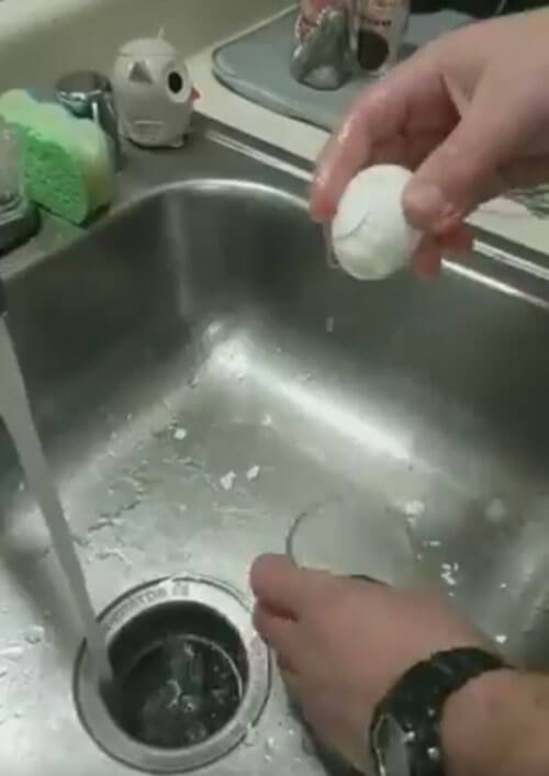 чистка яйца от скорлупы