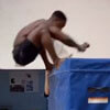 прыгучий молодой гимнаст