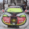 спортивный автомобиль из снега