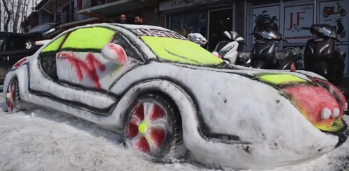 спортивный автомобиль из снега
