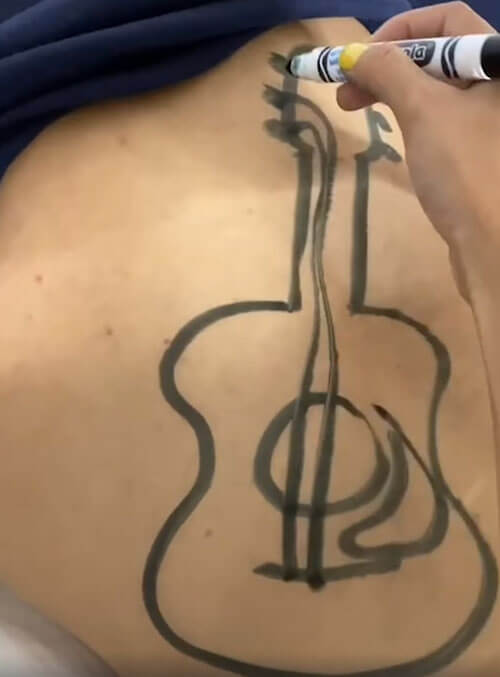 нарисованная гитара на спине