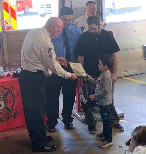 мальчик спас семью от пожара