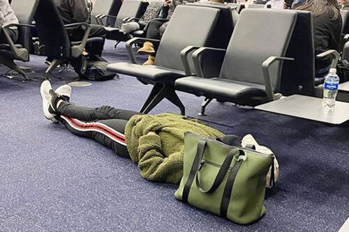 женщина задремала в аэропорту