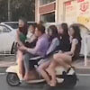 пять пассажирок на скутере