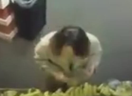 покупательница чихнула на бананы