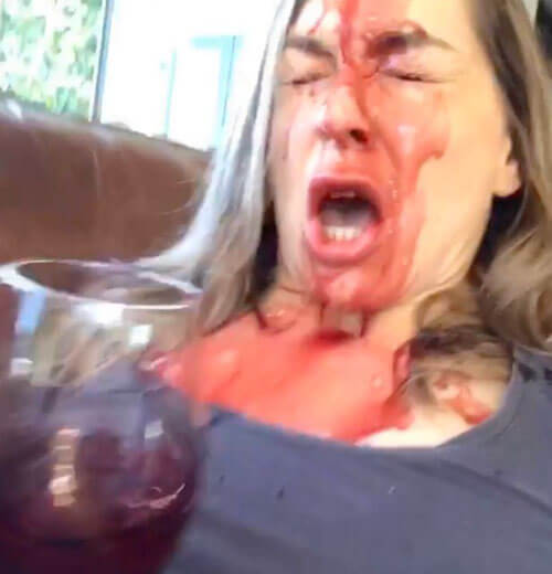 женщина облилась вином