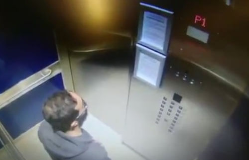 пассажир лифта плюнул на кнопки