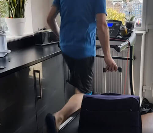 необычная тренировка с чемоданом