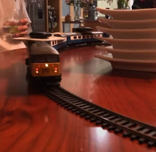 игрушечный поезд во время обеда