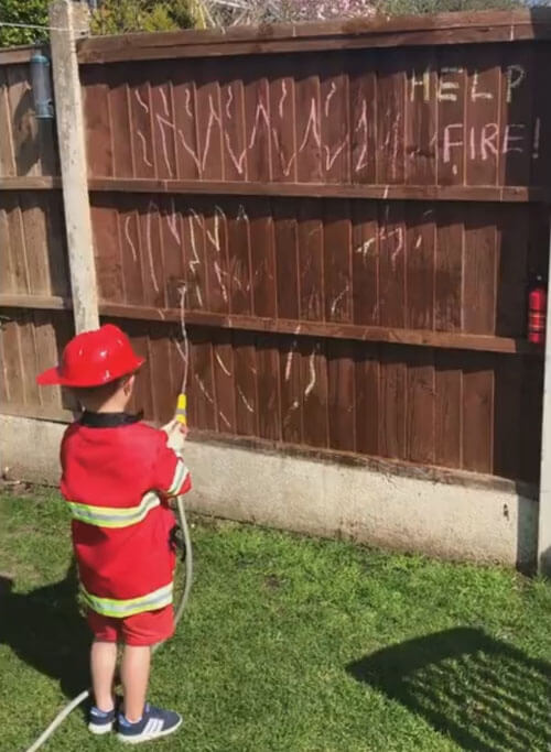 сын играет в пожарного
