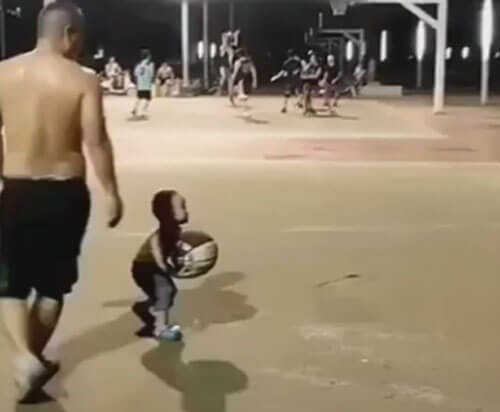 папа и сын играют в баскетбол