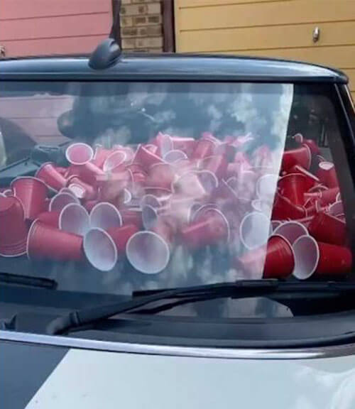 пластиковые стаканы в машине