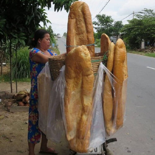 огромные буханки хлеба