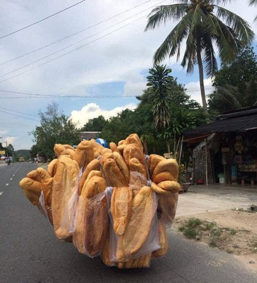 огромные буханки хлеба