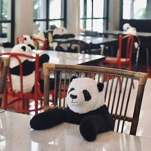 игрушечные панды в ресторане