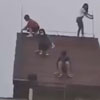 подростки на крыше дома