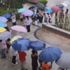 коридор из зонтов для школьников