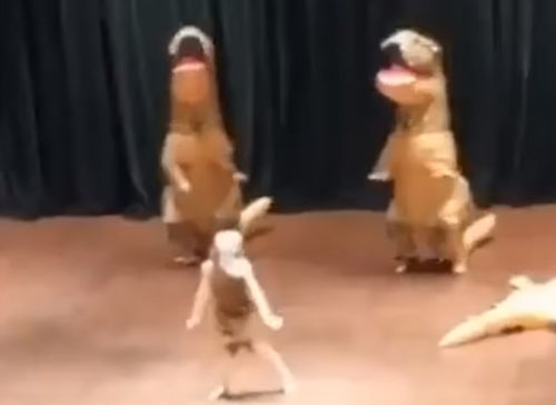 динозавр без сознания на сцене