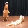 динозавр без сознания на сцене