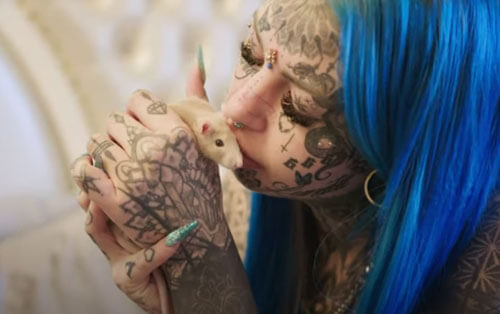 женщина с множеством татуировок