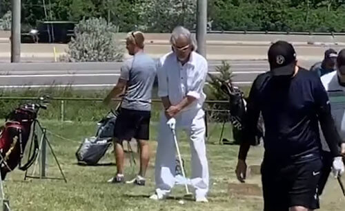 необычная техника гольфиста