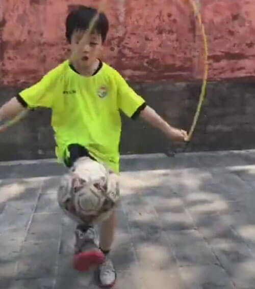 мальчик с мячом и скакалкой