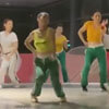 женщины танцуют возле метро