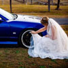 невеста чистит жениху машину