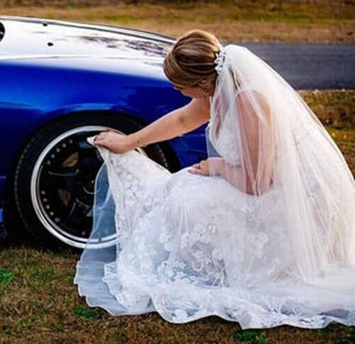 невеста чистит жениху машину