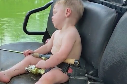 мальчик задремал на рыбалке
