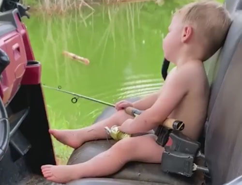 мальчик задремал на рыбалке