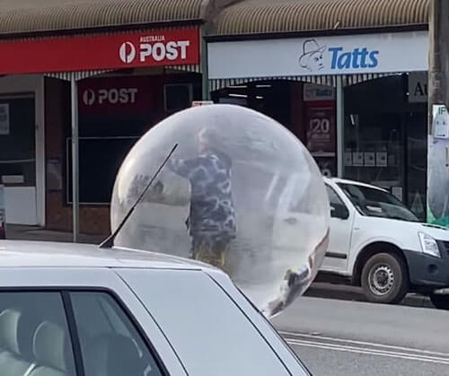 человек в пластиковом пузыре