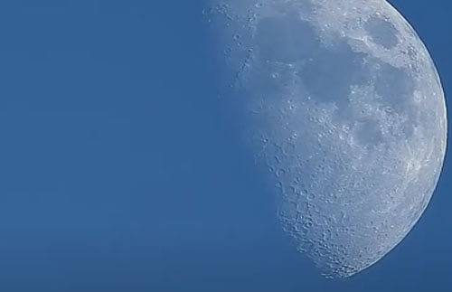 летающий объект на фоне луны
