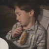 сонный мальчик ест пиццу