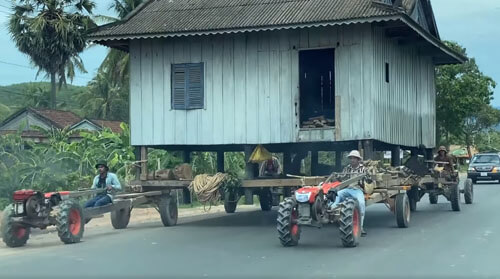 дом едет на тракторах
