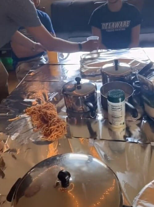 макароны разбросали по столу