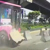 автобус сбил бетонные ограждения