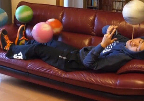 трюк с мячами на диване