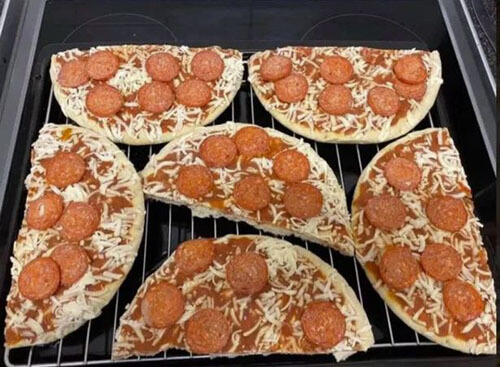как разогреть три пиццы в духовке