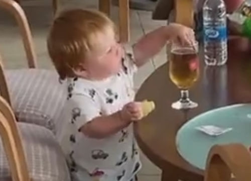 неловкий мальчик с бокалом пива