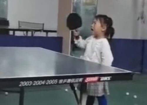 девочка играет в пинг-понг