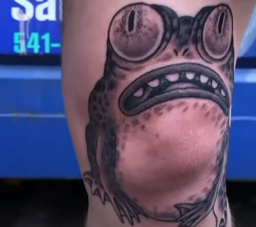 татуировки лягушек на коленках