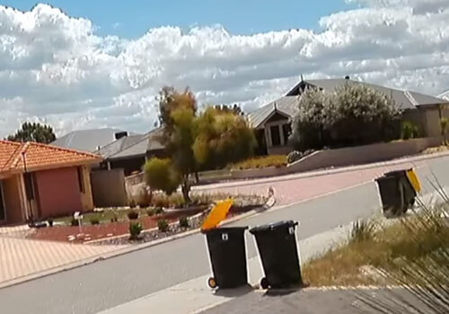мусорные баки на сильном ветру