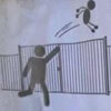детей бросают через забор