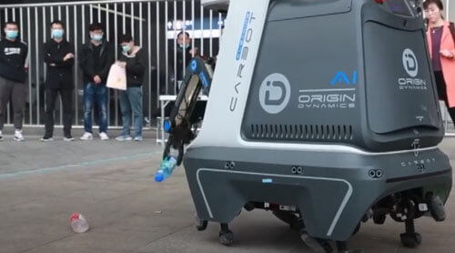 робот-мусорщик бродит по улицам