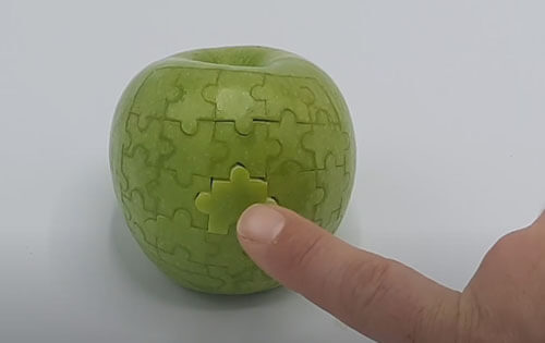яблоко превратилось в головоломку