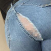 женщина в порвавшихся джинсах
