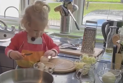 маленькая девочка готовит лазанью