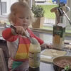 маленькая девочка готовит лазанью